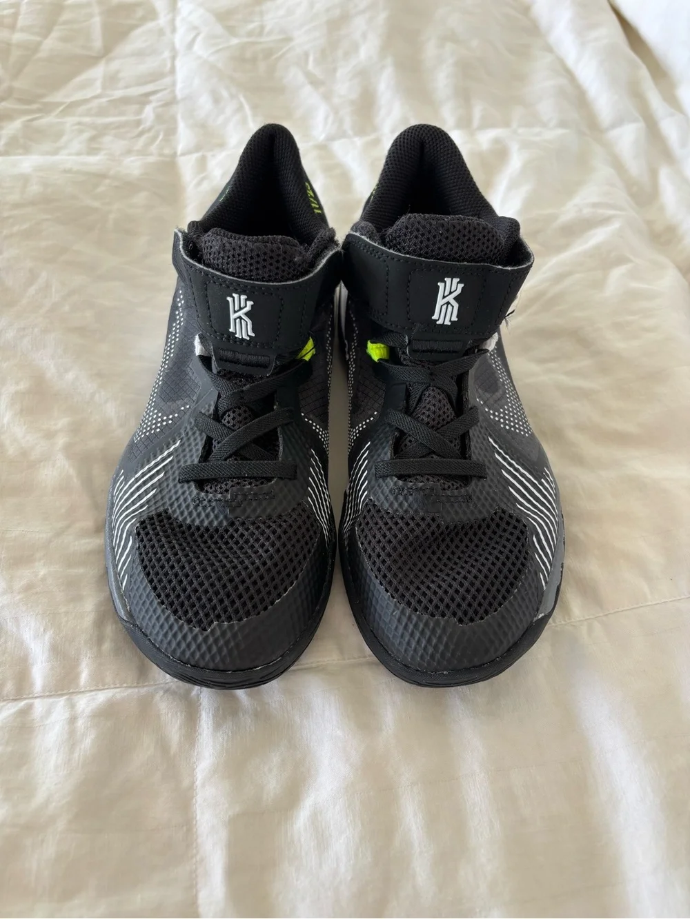 Nike Kyrie Irving Low Top Basketball Sneaker shoes Youth boys 3 Lace+Strap